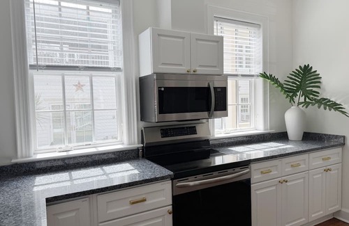 Dixon Park Apartment | Classy 3-Story Downtown Apt