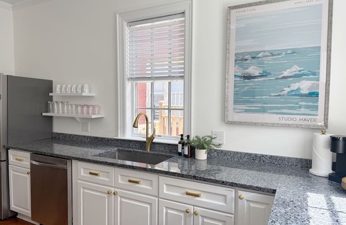 Dixon Park Apartment | Classy 3-Story Downtown Apt