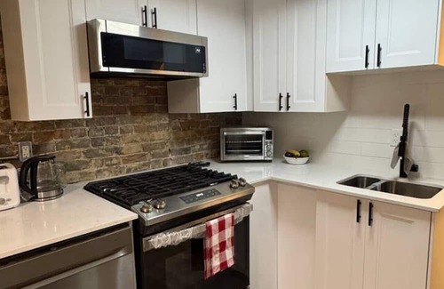Downtown London Apartment | Charming Historic Downtown Apartment 1-BD Retreat