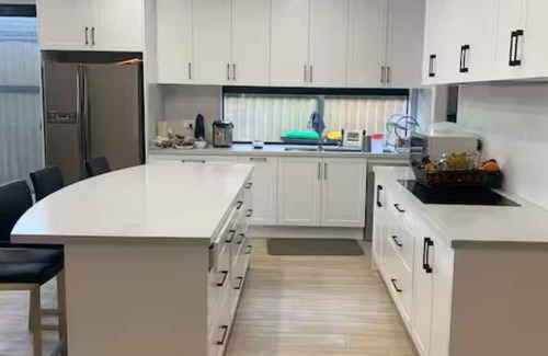 Springvale House | 3-bedrooms in a shared house-like 5 star hotel in amazing Springvale centre.