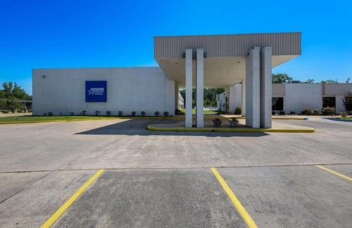 Hamilton House | Experience Relaxation with Pool and Free On-Site Parking | 4 Affordable Rooms