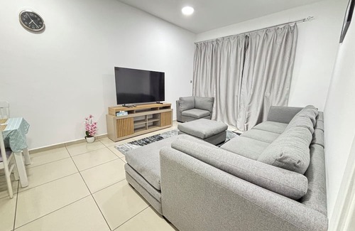 Dubai Media City Apartment | Luxurious 1-Bedroom Apartment in Dubai Marina: Pool, Hot Tub & Workspace