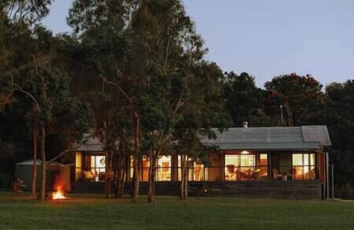 Mowbray House | Valley Views Lodge- Country home in Port Douglas