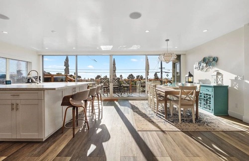 Townsite House | A Wave From It All - New Listing with a hot tub