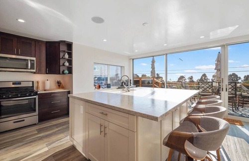 Townsite House | A Wave From It All - New Listing with a hot tub