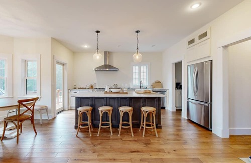 Sandwich House | NEW BUILD! Mountain views, minutes from Squam's Sandwich Beach and boat ramp!