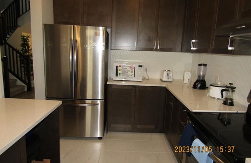 Ottawa Division House | Stylish 4BedRoom/3.5Bath in Ottawa: Modern Comfort+Self Check-In+Kitchen&Parking