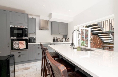 Coombe Hill Apartment | Spacious Elegance, free parking perfect for London| Pass the Keys