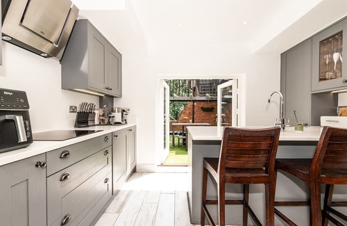 Coombe Hill Apartment | Spacious Elegance, free parking perfect for London| Pass the Keys