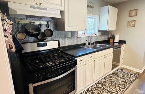 Gallatin Cottage | Cottage by the Sheep - 3BD/2Bath