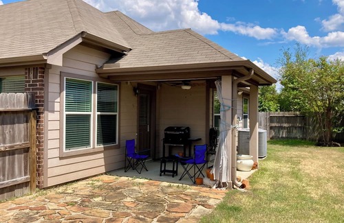 Katy House | Charming 1 story house with WiFi, AC in awesome Katy - One bedroom space