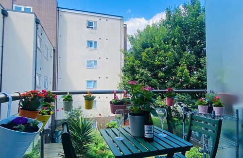 Mile End Apartment | 2 double bedroom 2 bathroom apartment in zone 2, near canal and Mile End Station