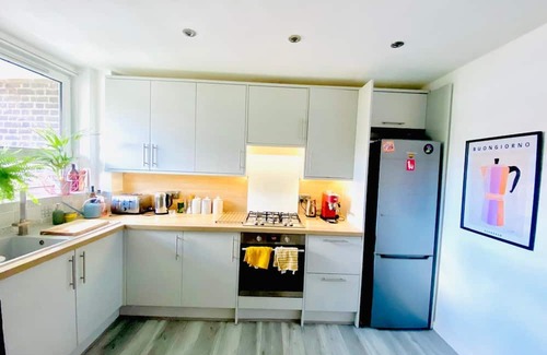 Mile End Apartment | 2 double bedroom 2 bathroom apartment in zone 2, near canal and Mile End Station