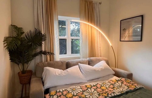 Ocoee House | NEW! 1BR Guesthouse - KingBed - Disney - Universal - Seaworld