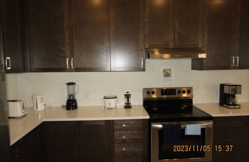 Ottawa Division House | Classy & Modern 4 Bedroom & 3.5 Bath w/SelfCheck-In+Kitchen & Parking-Ottawa