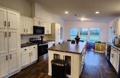 Smith County House | 3-bedroom house in tranquil Lindale with AC, WiFi. Enjoy a peaceful getaway