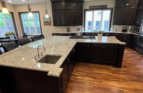 Maltby House | Huge Luxury 4-bedroom+ house in Echo lake/Maltby area with WiFi, AC