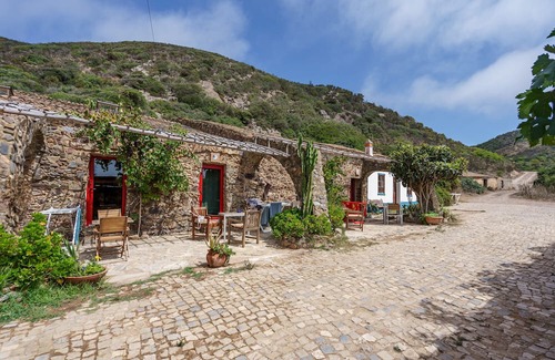 Carrapateira Apartment | Studio Apartment 'Vento' with Mountain View, Shared Terrace and Wi-Fi