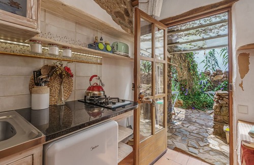 Carrapateira Apartment | Studio Apartment 'Alma' with Mountain View, Shared Terrace and Wi-Fi