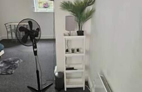 London Borough of Hounslow Apartment | Studio Near Heathrow & Central London – Parking