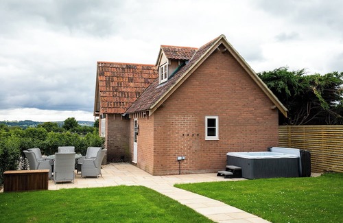 Calne Cottage | Cosy country getaway with a hot tub!