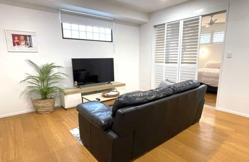 West End House | Modern self contained quiet flat in West End