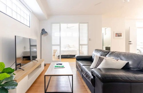 West End House | Modern self contained quiet flat in West End