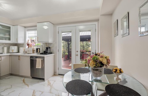 Watertown House | Spacious 5-bedroom house in wonderful Hamilton with fitness room, WiFi .