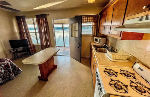 New Roads House | Pointe Breeze Kitchenette #16