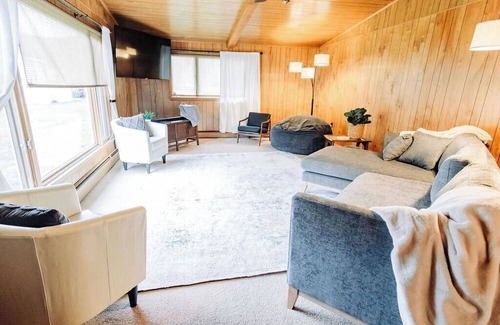 Galeton House | Canyon Creek Lodge | Riverfront, Pool + Grill