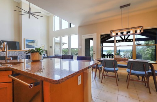 Leon Junction House | Stunning 5 bedroom with lake access