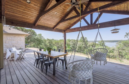 Leon Junction House | Stunning 5 bedroom with lake access