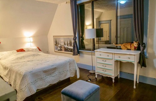 Grandview-Woodland House | Master Bedroom in an Artsy Creative Home-Vancouver Heart-20 min Bus To Downtown