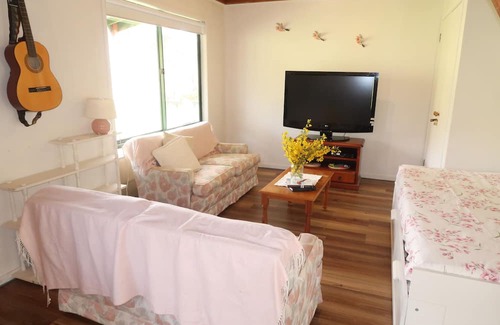 Omeo Cottage | High country cottage, majestic views & fireplace