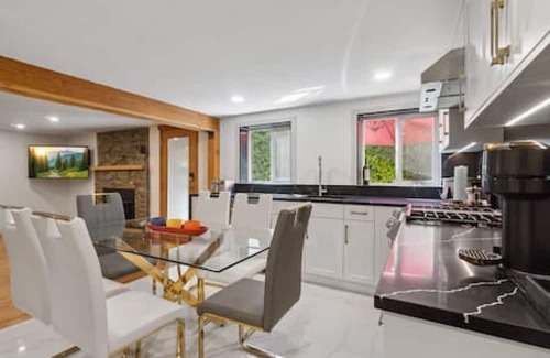 Upper Lonsdale House | Cheerful 2BR Oasis In North Van