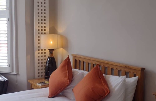 Charlton Apartment | Cosy garden flat in Greenwich, London (near O2 Arena).