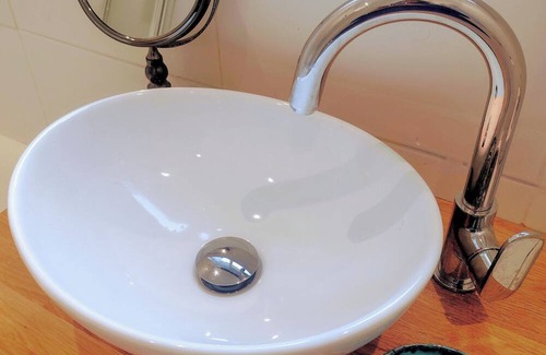 Charlton Apartment | Cosy garden flat in Greenwich, London (near O2 Arena).