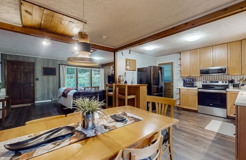 Foscoe House | Serene mountain Dog friendly home with nearby hiking trails
