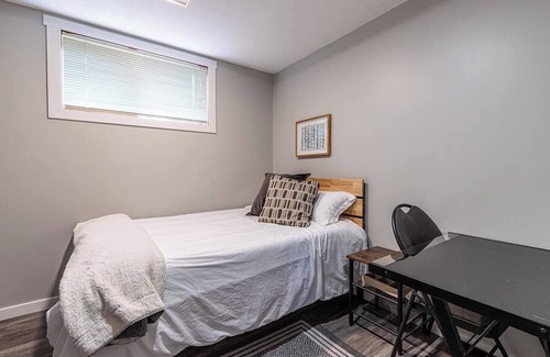Prince George House | Stylish & Modern room w/WiFI