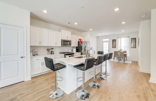 Midlothian House | Modern Midlothian Gem: Deck, Near Hiking & Golfing