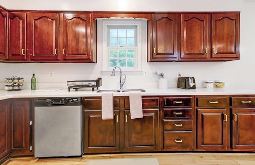 Fort Washington House | The Château Lux 4 bedrooms 2.5 baths, sleeps 8, 5min from MGM & National Harbor.