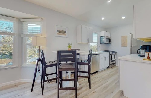 Venice Apartment | Amazing Venice 2bd Walk to Beach