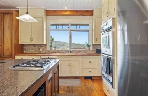 Millarville House | 15 Guests|Spacious Cabin w/Hot Tub & Scenic Views