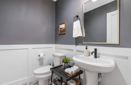 Lazybrook/Timbergrove House | Spacious, pet friendly home with Yard and EV charger