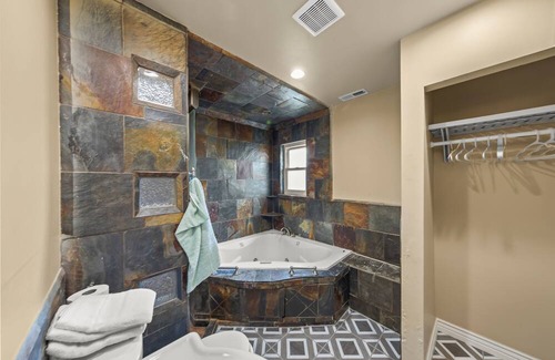 Antioch House | Entire House! KING SIZE BED