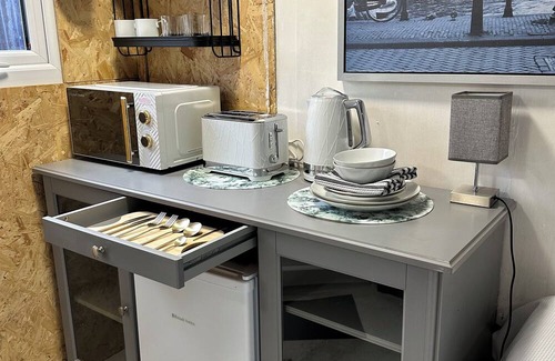 Century Wharf Cabin | llyffant, small & stylish Double en-suite kitchenette. 16 minutes walk WMC