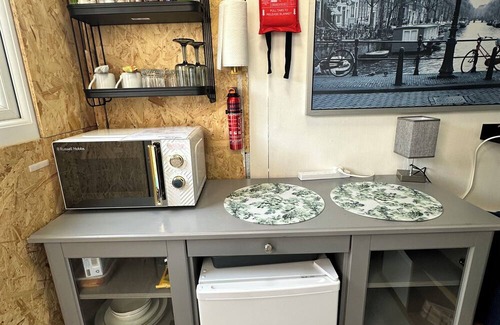 Century Wharf Cabin | llyffant, small & stylish Double en-suite kitchenette. 16 minutes walk WMC