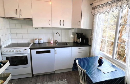 Lindesnes House | Holiday home 'Naversund', reduced price, off the island of Furuholmen near Lindesnes in a secluded location with a view of the fjord, Agder, southern Norway, up to 8 people, 4 bedrooms, 2 shower rooms, 2 WC, 50 m² terrace, Internet WIFI, jetty an.