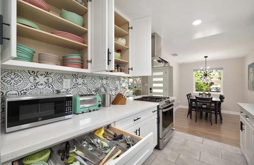 East Sacramento House | Modern Luxury Meets Vintage Charm: Experience Comfort at Our East Sac Retreat