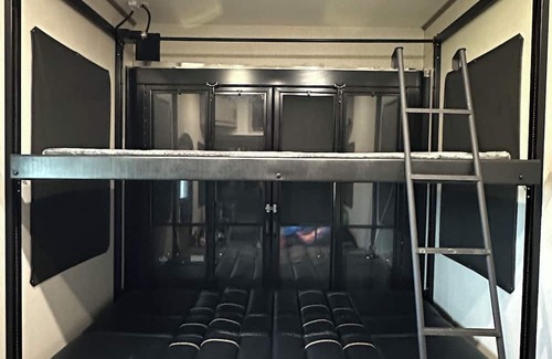 Cascade House | Luxury RV! Panoramic views of Cascade - Perfect for a Relaxing Getaway!